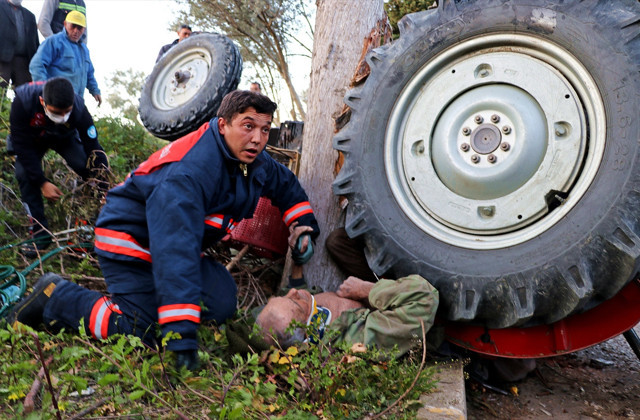 Manisa'da traktörün altında kalan yaşlı adam itfaiye tarafından kurtarıldı - Resim: 0