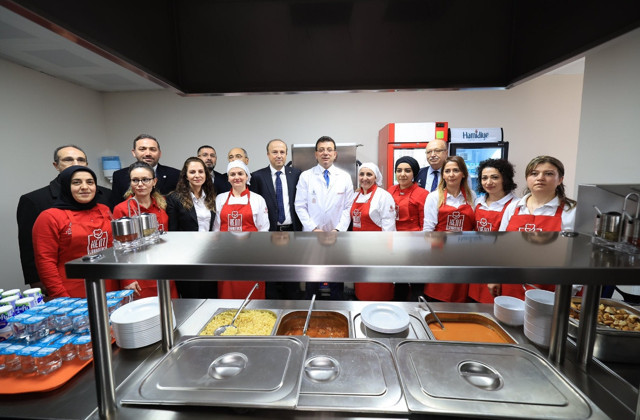 Lokanta açılışı mitinge döndü! Ekrem İmamoğlu sandalye üzerinden seslendi: Gidecekler, az kaldı! - Resim: 2