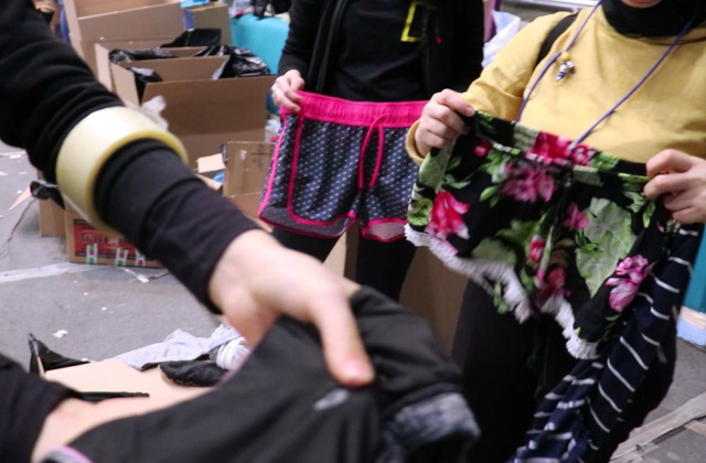 Depremzedelere gönderilen eşyalar pes dedirtti! Hepsini çöpe attılar - Resim: 0