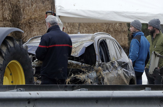 Eylem yapan çiftçilerin arasına otomobil daldı: 1 ölü - Resim: 0