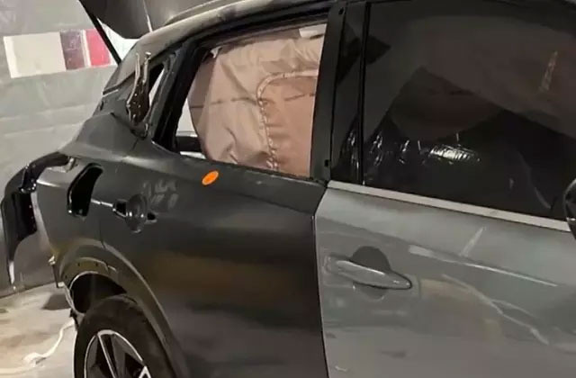 Kaza yapan aracını servise bıraktı, hayatının şokunu yaşadı - Resim: 0