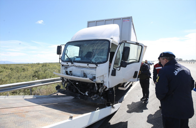 Antalya'da otomobil ile kamyonet çarpıştı: 1 ölü, 2 yaralı - Resim: 1