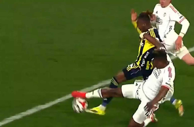 Fenerbahçe - Beşiktaş maçında tartışma yaratan penaltı kararı - Resim: 0