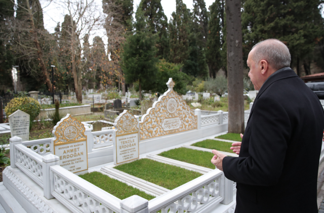 Cumhurbaşkanı Erdoğan anne ve babasının mezarını ziyaret etti - Resim: 0