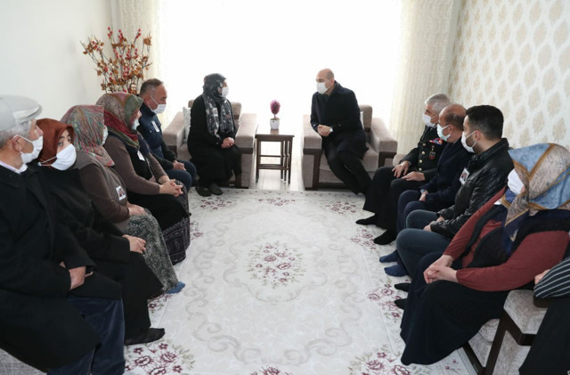 İçişleri Bakanı Süleyman Soylu'dan şehit uzman çavuşun ailesine ziyaret! - Resim: 0