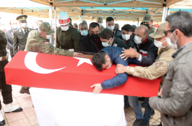 Bitlis şehitlerine son görev! Gözyaşları sel oldu - Resim: 2