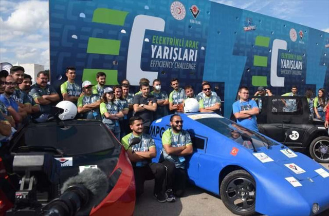 Bir ilk oldu! Selçuk Bayraktar, liselilerin ürettiği elektrikli araçları tek tek inceledi - Resim: 2