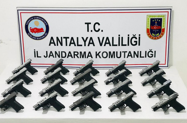 Konya'dan Antalya'ya takip edildiler kaçak silah satan kadınlar yakayı ele verdi - Resim: 1