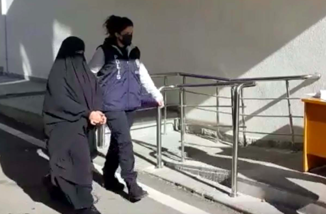 Kırmızı bültenle aranan Rusya uyruklu DEAŞ'lı yakalandı! Çarşaflı Rus kadın yakalandı! - Resim: 0