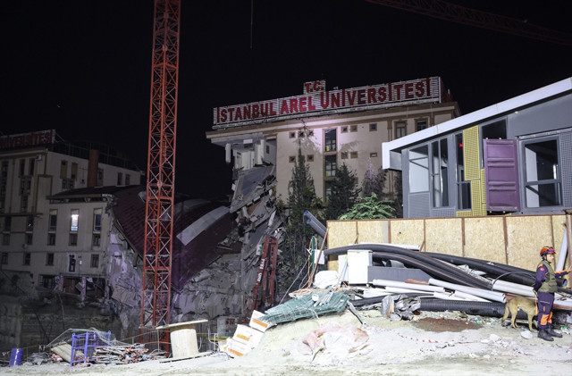 İstanbul'da facianın eşiğinden dönüldü: Önce istinat duvarı ardından 3 katlı özel üniversite binası çöktü - Resim: 0