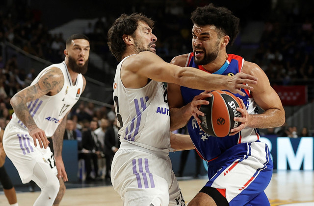 Anadolu Efes Real Madrid'e boyun eğdi: Clyburn'un çabası yetmedi! - Resim: 0