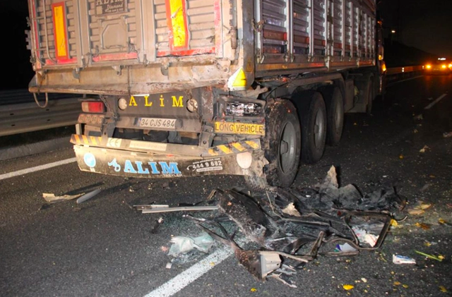 TIR'a çarpan otomobil paramparça oldu! Korkunç kazada bir aile yok oldu - Resim: 1