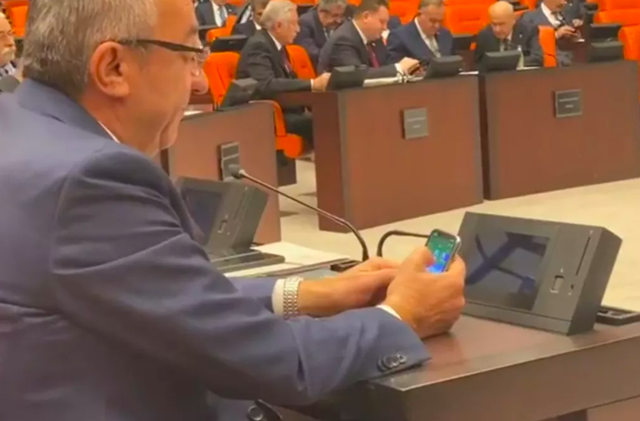 Meclis'te yaptığına bakın! CHP'li Engin Altan'ın telefonu ekrana yansıyınca... - Resim: 0
