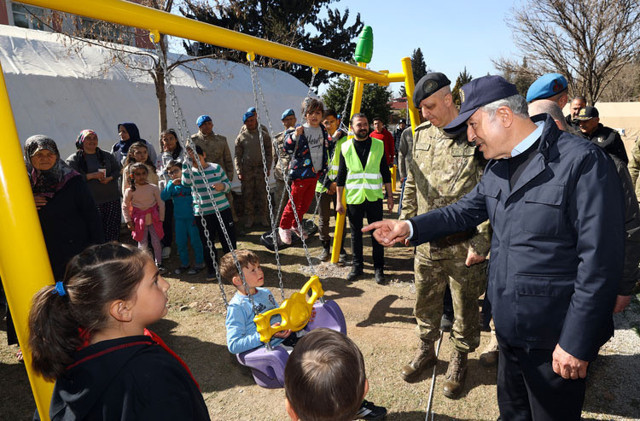 Bakan Hulusi Akar'dan depremzede çocuklara 'moral' ziyareti - Resim: 0