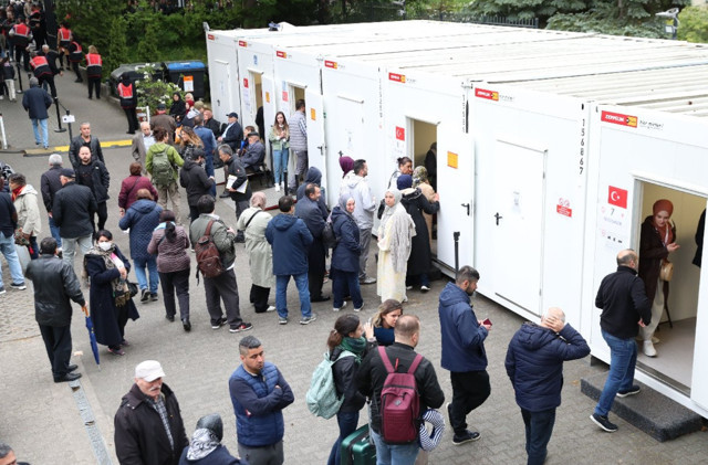 Almanya’da seçime yoğun ilgi! Kalabalık izdiham yarattı: Uzun kuyruğun ucu bucağı yok! - Resim: 5