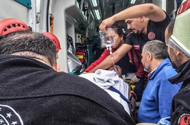 Pendik'te çöken istinat duvarının altında kalan minibüsteki kişi kurtarıldı - Resim: 4