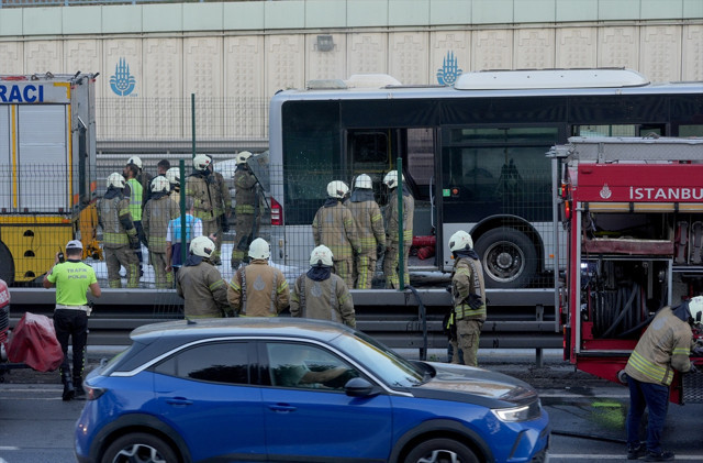 Metrobüste yangın çıktı! Seferler aksadı - Resim: 0