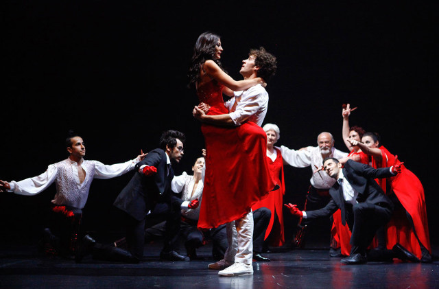 Demet Özdemir'in ateşli dansı sosyal medyayı salladı! - Resim: 1