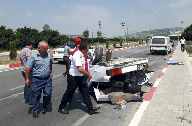 Mersin'de 6 takla atıp karşı şeride geçen araçtan sağ çıktı! - Resim: 1