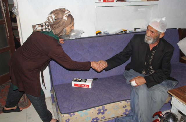 Adana'da 80 yaşındaki kadın eşini önce odunla dövdü sonra bıçakladı - Resim: 1