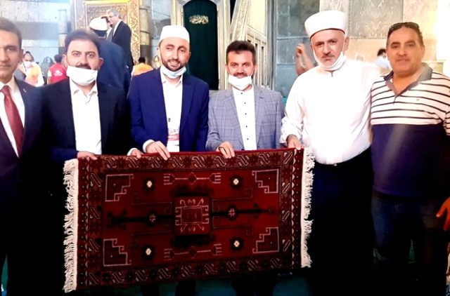 Ayasofya'ya Besni'nin el örmesi halısı hediye edildi - Resim: 1