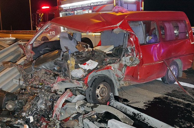 Düzce'deki kazada eşyaların altında kalan 2 çocuk ağlayınca fark edildi: 7 yaralı - Resim: 2