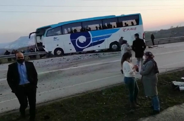 Düzce Akçakoca'da otobüs ile otomobil çarpıştı! Ölü ve yaralılar var - Resim: 1