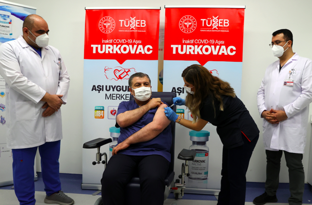 Turkovac'a ilgi büyük! Şehir hastanelerinde aşı yaptırmak için sıraya girdiler - Resim: 0