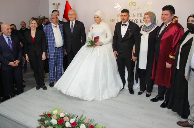 Kemal Kılıçdaroğlu nikah şahidi oldu geline bilezik taktı - Resim: 0