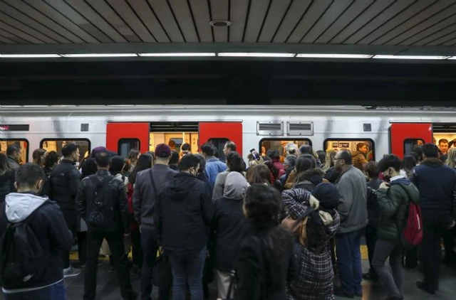 Ankara'da metro çilesi! Seferler durdu: Otobüslere yönlendirilen yolcular isyan etti! - Resim: 1