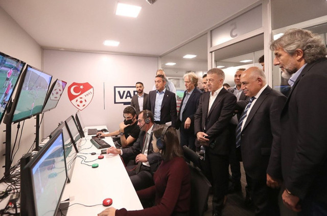 Süper Lig tarihinde bir ilk! TFF VAR kayıtlarını açıkladı, MHK o hakemin görevine son verdi - Resim: 0