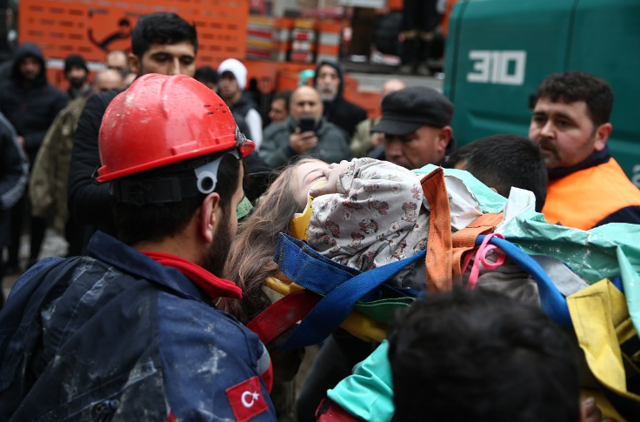 Osmaniye'de yıkılan 10 katlı binadan kız çocuğu kurtarıldı - Resim: 0