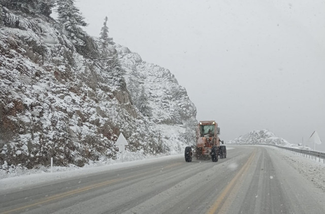 Antalya-Konya karayolunda kar 20 santimetreye ulaştı - Resim: 0