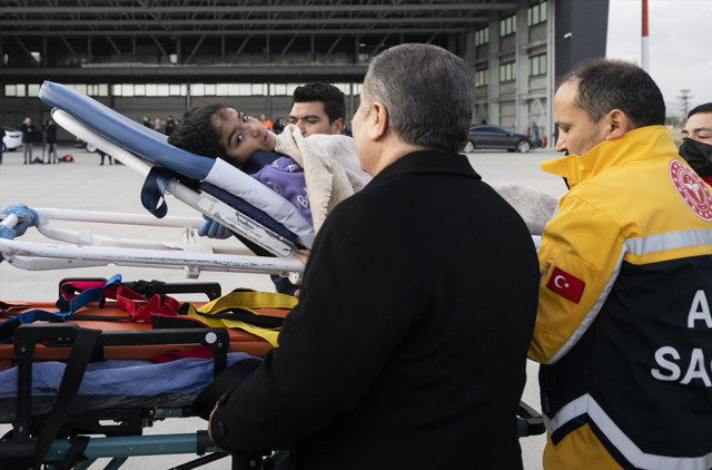 Türkiye, ilk defa Gazze'den yaralı getirdi! Gazzeli çocukları Ankara'da Sağlık Bakanı Koca karşıladı - Resim: 0