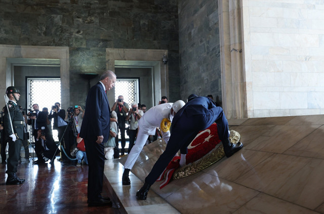 Cumhurbaşkanı Erdoğan başkanlığındaki devlet erkanı Anıtkabir'i ziyaret etti - Resim: 2