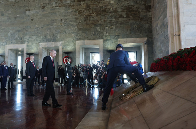 Cumhurbaşkanı Erdoğan başkanlığındaki devlet erkanı, 29 Ekim Cumhuriyet Bayramı dolayısıyla Anıtkabir’i ziyaret etti - Resim: 2