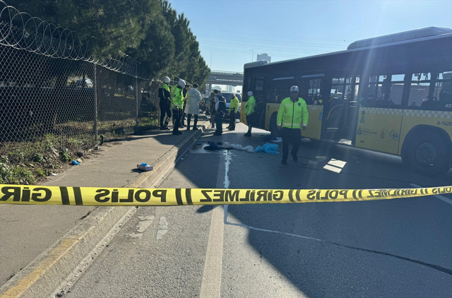 Feci kaza! Başakşehir'de İETT otobüsü savruldu - Resim: 0