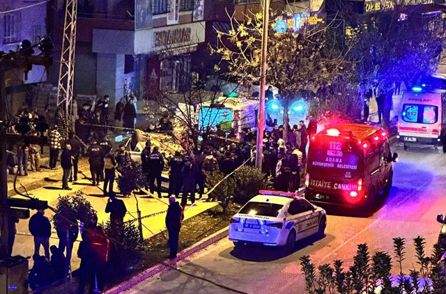 Adana'da park halindeki araç ile trafoya çarpan otomobilin sürücüsü öldü - Resim: 0