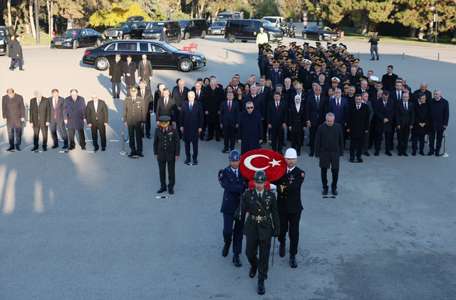 Devlet erkanı Anıtkabir'de! Cumhurbaşkanı Erdoğan: Türkiye küresel bir güç olma yolunda - Resim: 0