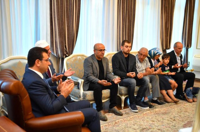 Ekrem İmamoğlu, İBB makamında dua ederek göreve başladı! - Resim: 0