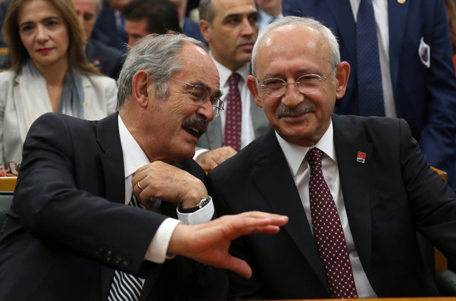 CHP Genel Başkanı Kemal Kılıçdaroğlu grup toplantısında hızını alamadı iyice uçtu - Resim: 1