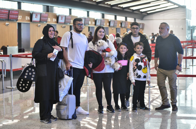 Okullarda ilk ara tatil bugün başladı! İstanbul havalimanı hareketlendi - Resim: 0