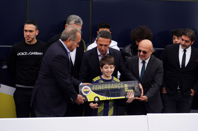 Ali Koç, yeni takım otobüsünün direksiyonuna geçti - Resim: 1