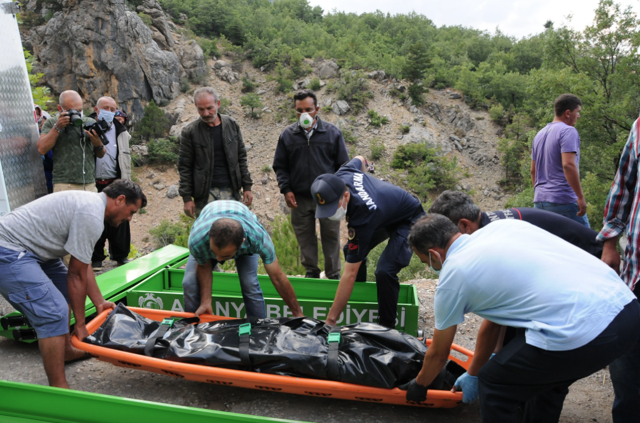 Alanya’da feci kaza! Otomobil uçuruma yuvarlandı: 3 ölü, 4 yaralı - Resim: 0