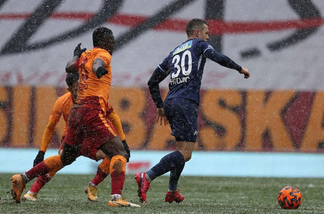 Galatasaray'da Belhanda'dan sonra iki isim daha topun ağzında - Resim: 0