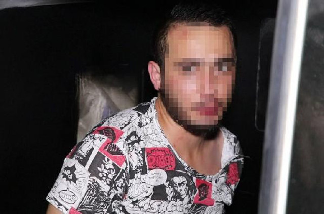 Alkollü genç otomobilleri taşa tuttu! Vatandaş yakalayıp polise teslim etti - Resim: 0