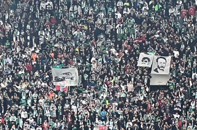 Bursaspor-Amedspor maçında 'Beyaz Toros' ve Yeşil' pankartları açıldı! Saha savaş yeri gibi - Resim: 2