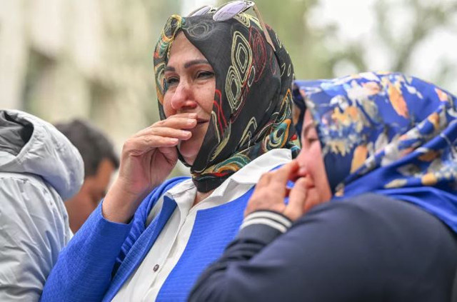Muharrem İnce 'adaylıktan çekiliyorum' dedi, Memleket Partisi önünde hüngür hüngür ağladılar - Resim: 1