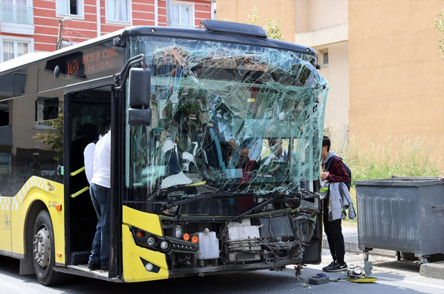 Ümraniye'de İETT otobüsleri çarpıştı! Araçlar perişan halde, yaralılar var - Resim: 0