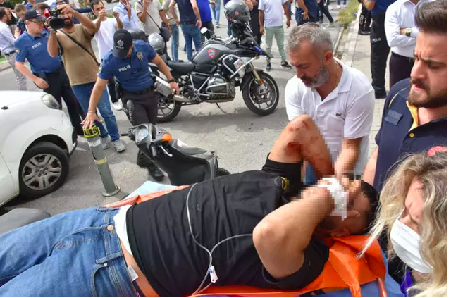 İzmir Adliyesi önünde iki grup arasında çatışma çıktı! Ölü ve yaralılar var - Resim: 1